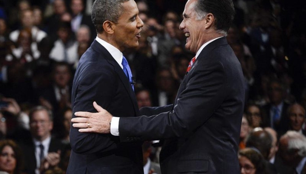 Obama y Romney se saludan al final del tercer debate electoral.