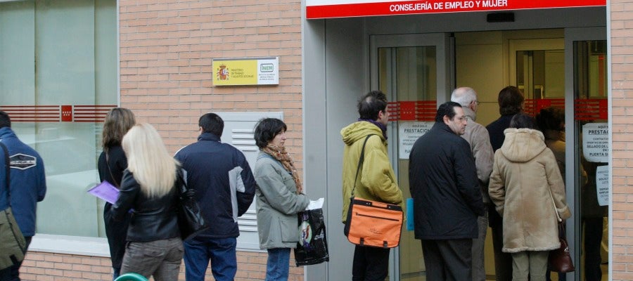 Personas a las puertas de una oficina del paro Personas a las puertas de una oficina del paro