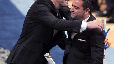 Casillas y Xavi se abrazan tras recibir el premio