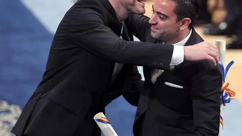 Casillas y Xavi se abrazan tras recibir el premio Casillas y Xavi se abrazan tras recibir el premio
