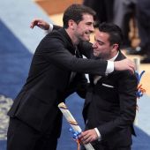 Casillas y Xavi se abrazan tras recibir el premio
