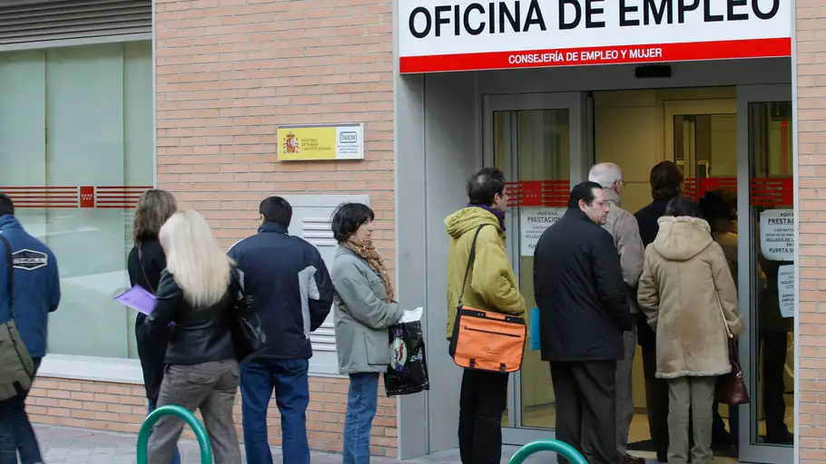 Personas a las puertas de una oficina del paro Personas a las puertas de una oficina del paro