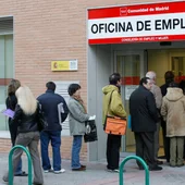 Personas a las puertas de una oficina del paro Personas a las puertas de una oficina del paro
