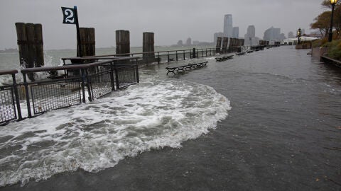 Un fuerte oleaje inunda un parque de Nueva York
