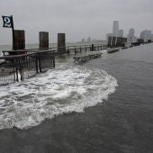 Un fuerte oleaje inunda un parque de Nueva York