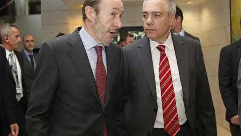 Rubalcaba junto a Pere Navarro. Rubalcaba junto a Pere Navarro.