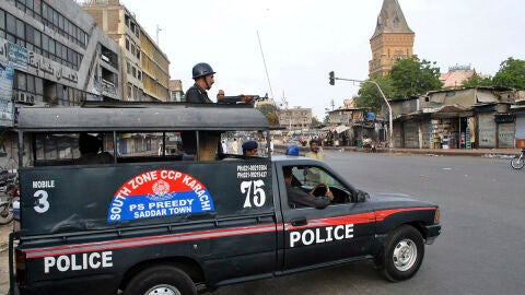Un coche de polic&iacute;a patrulla las calles de Pakist&aacute;n