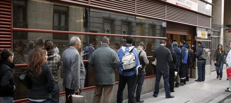Cola en el exterior de una oficina de empleo en Madrid. Cola en el exterior de una oficina de empleo en Madrid.