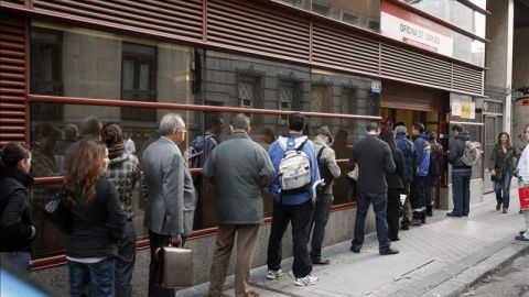 Cola en el exterior de una oficina del INEM en Madrid. 