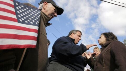 El gobernador de Nueva Jersey, Chris Christie, con varios ciudadanos
