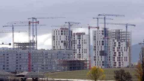 Varios edificios de viviendas en construcci&oacute;n.