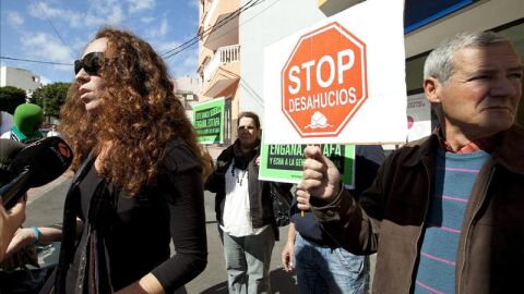 Protesta de la Plataforma de Afectados por las Hipotecas para tratar de evitar un desahucio.