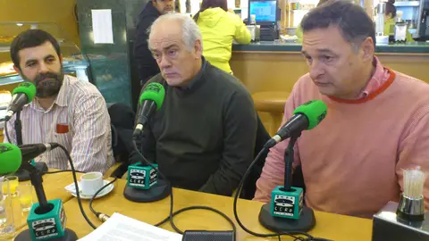 Los representantes sindicales de UXT,CIG y CCOO en los desayunos informativos en la A Devesa Los representantes sindicales de UXT,CIG y CCOO en los desayunos informativos en la A Devesa