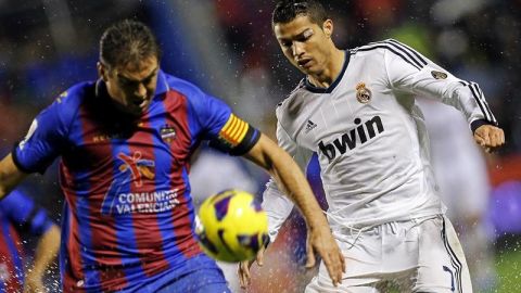 Ballesteros pugna un bal&oacute;n con Cristiano