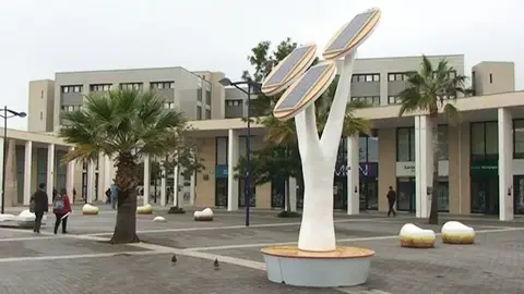 Uno de los árboles solares en el campus de la Universidad Jaume I