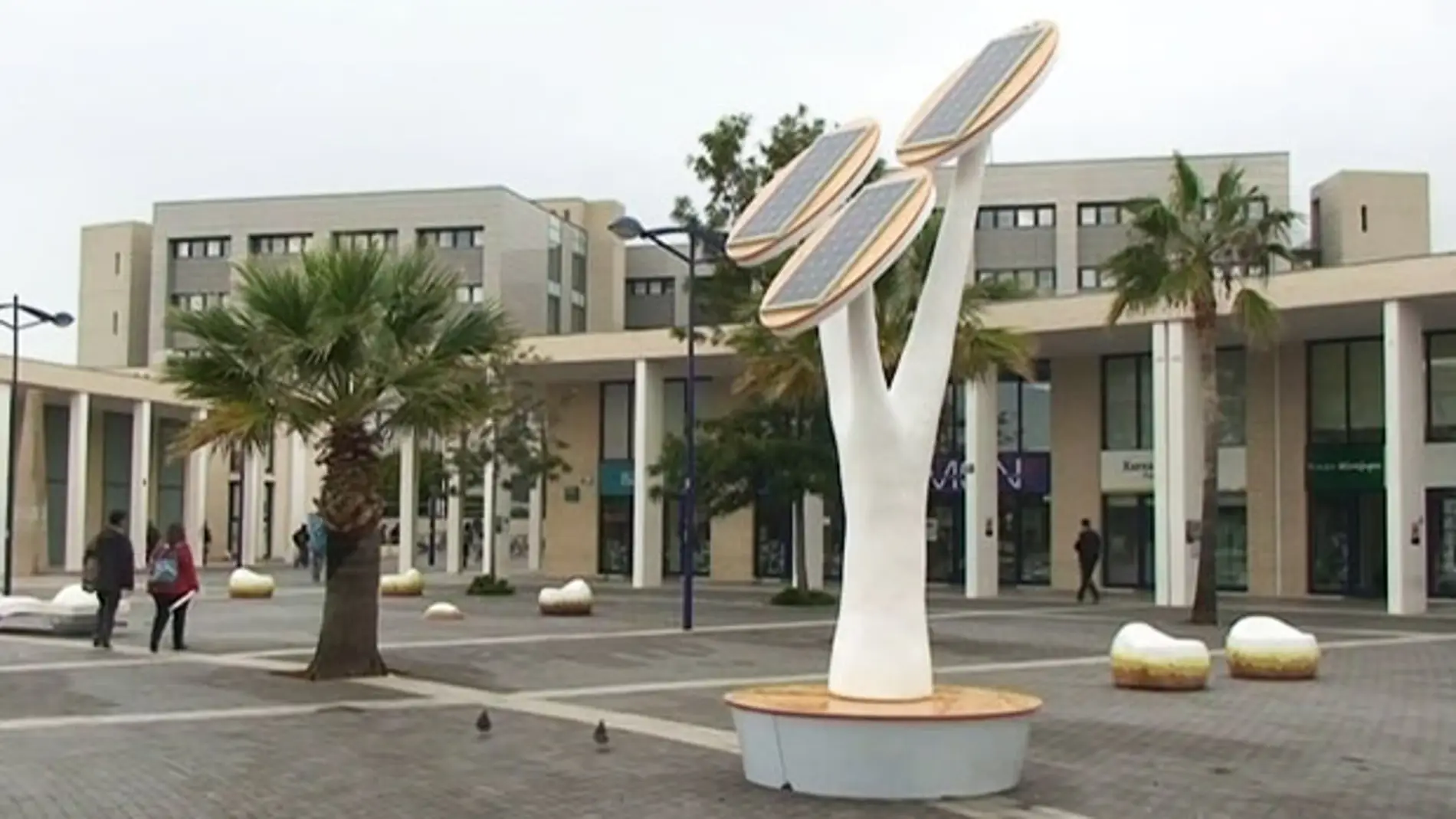 Uno de los árboles solares en el campus de la Universidad Jaume I