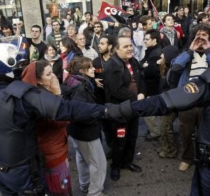 Enfrentamiento entre la Policía y los piquetes informativos en Madrid Enfrentamiento entre la Policía y los piquetes informativos en Madrid