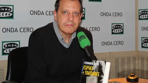 Fernando Rueda nos presenta 'Espías y traidores' Fernando Rueda nos presenta 'Espías y traidores'