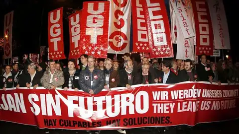 Manifestación convocada por los sindicatos: "Nos dejan sin futuro. Hay culpables. Hay soluciones". Manifestación convocada por los sindicatos: "Nos dejan sin futuro. Hay culpables. Hay soluciones".
