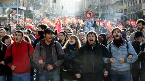 Cientos de manifestantes marchan en el centro de Madrid