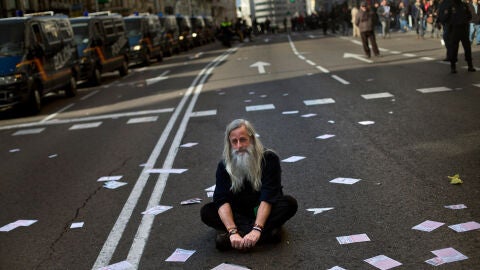 Un manifestante se sienta en medio de la Gran V&iacute;a