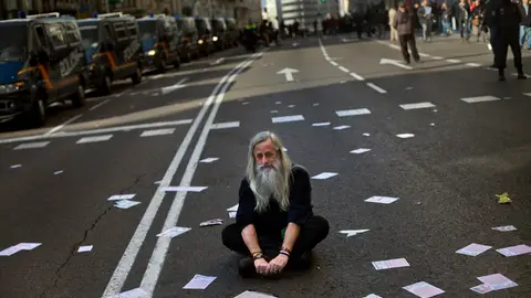 Un manifestante se sienta en medio de la Gran Vía Un manifestante se sienta en medio de la Gran Vía