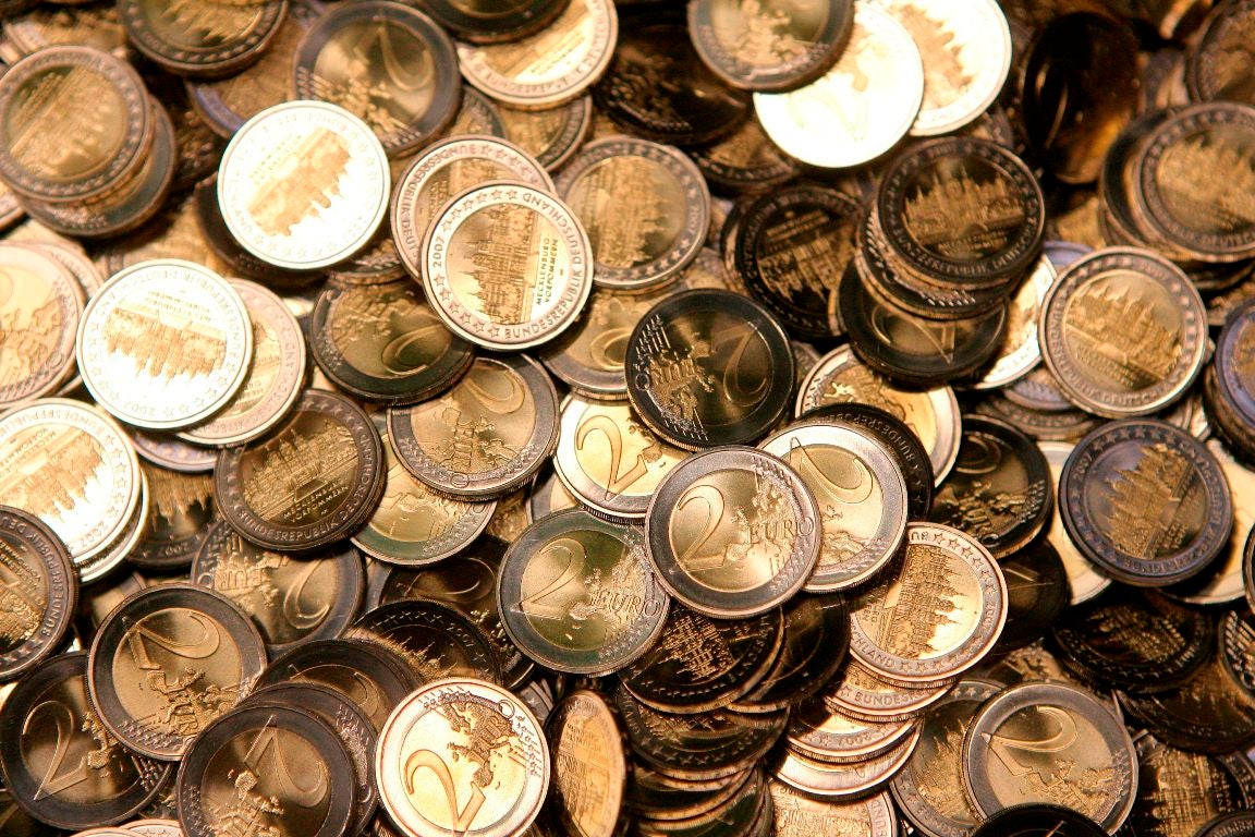 El euro baja de 1,16 dólares por el BCE y la crisis en Cataluña El euro baja de 1,16 dólares por el BCE y la crisis en Cataluña