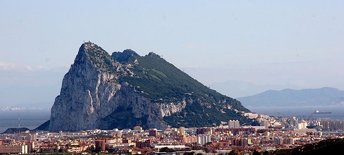 Reino Unido acusa a España de entrar ilegalmente en aguas de Gibraltar Reino Unido acusa a España de entrar ilegalmente en aguas de Gibraltar