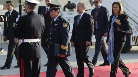 El presidente de M&eacute;xico, Felipe Calder&oacute;n, a su llegada al aeropuerto para asistir a la Cumbre Iberoamericana.