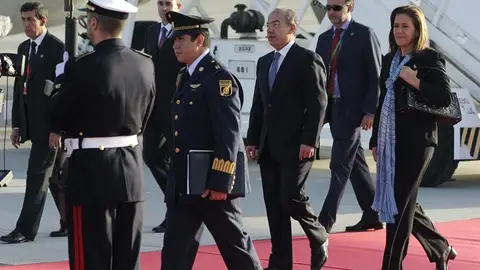 El presidente de México, Felipe Calderón, a su llegada al aeropuerto para asistir a la Cumbre Iberoamericana. El presidente de México, Felipe Calderón, a su llegada al aeropuerto para asistir a la Cumbre Iberoamericana.