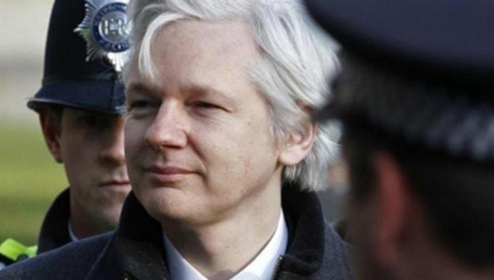Assange con dos policías (Archivo)