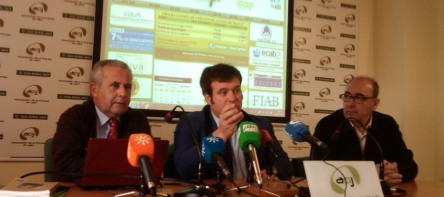 Dirigentes de INFAOLIVA presentando el observatorio de precios del aceite de oliva Dirigentes de INFAOLIVA presentando el observatorio de precios del aceite de oliva