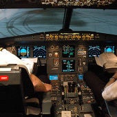 Dos pilotos en la cabina de un avión