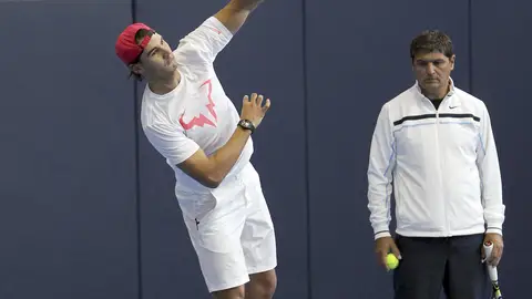 Nadal se ejercita junto a si tío Toni Nadal se ejercita junto a si tío Toni