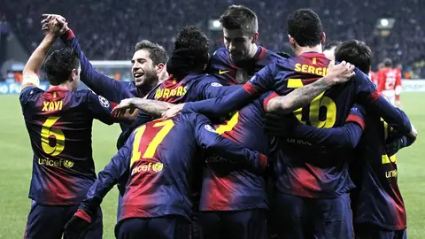 Los jugadores del Barcelona celebran el gol de Alves Los jugadores del Barcelona celebran el gol de Alves