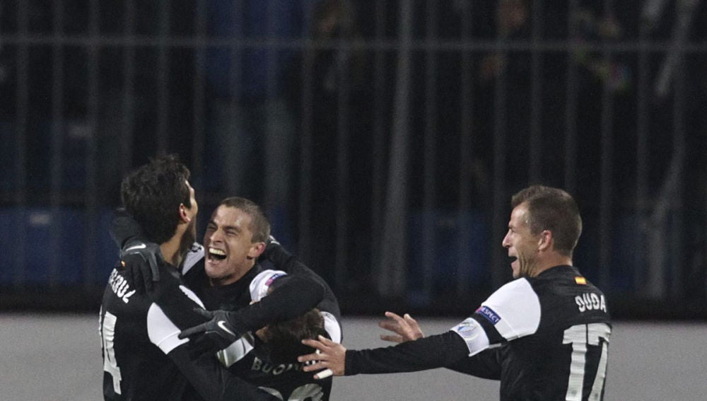 Los jugadores del Málaga celebran un gol ante el Zenit