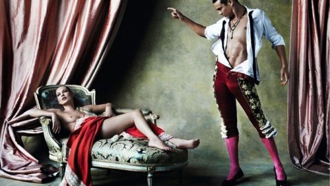 Manzanares 'torea' a una Moss desnuda