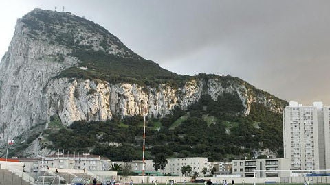 Campo de f&uacute;tbol junto al Pe&ntilde;&oacute;n de Gibraltar