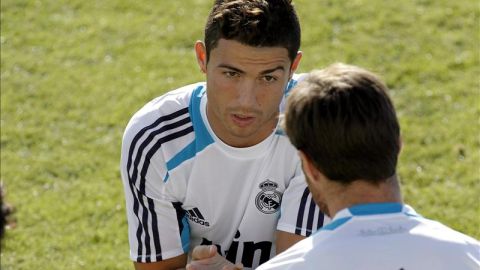 Cristiano Ronaldo charla con Xabi Alonso durante un entrenamiento
