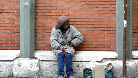 Un indigente en las inmediaciones del Mercado del Val de Valladolid Un indigente en las inmediaciones del Mercado del Val de Valladolid