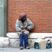 Un indigente en las inmediaciones del Mercado del Val de Valladolid
