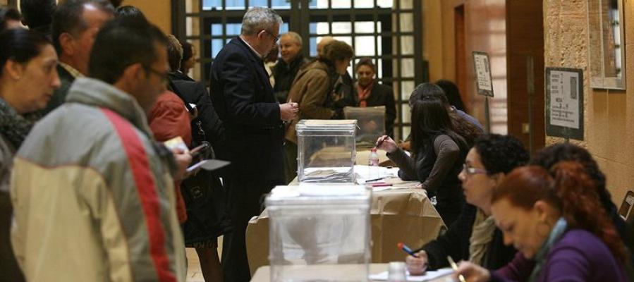 Los votantes catalanes acuden a las urnas Los votantes catalanes acuden a las urnas