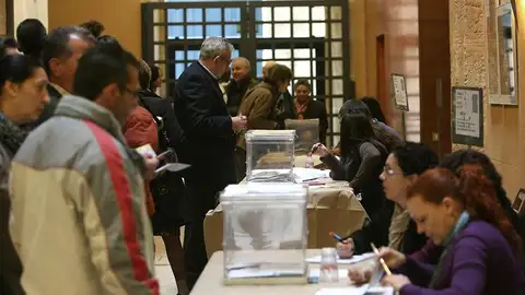 Los votantes catalanes acuden a las urnas Los votantes catalanes acuden a las urnas