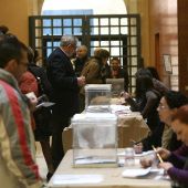Los votantes catalanes acuden a las urnas