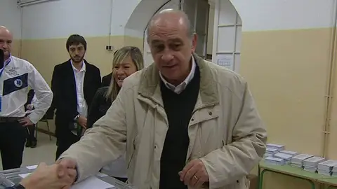 El ministro del Interior vota en Cataluña El ministro del Interior vota en Cataluña