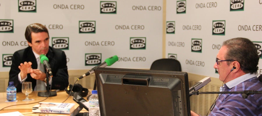 José María Aznar en un momento de la entrevista con Carlos Herrera José María Aznar en un momento de la entrevista con Carlos Herrera