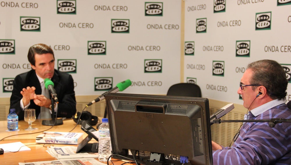 José María Aznar en un momento de la entrevista con Carlos Herrera