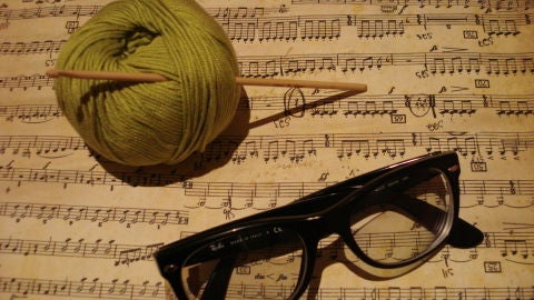 Ovillo de lana y gafas de pasta