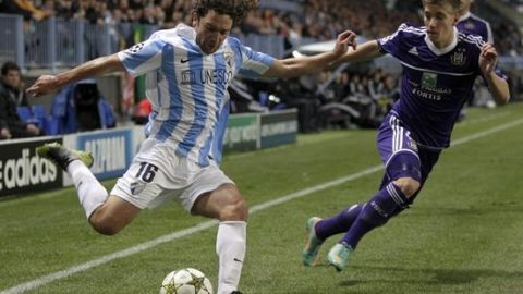 Manuel Iturra del M&aacute;laga C.F. lucha el bal&oacute;n ante el centrocampista del Anderlecht.