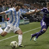 Manuel Iturra del Málaga C.F. lucha el balón ante el centrocampista del Anderlecht. Manuel Iturra del Málaga C.F. lucha el balón ante el centrocampista del Anderlecht.